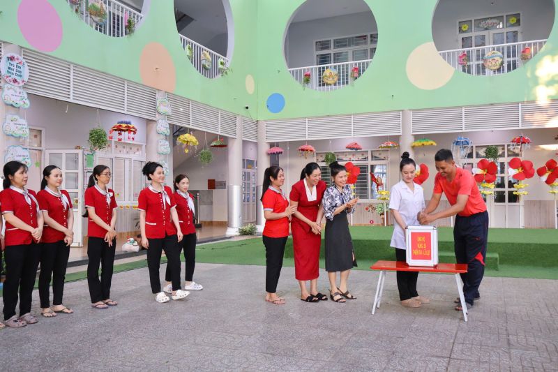 HOA PHƯỢNG ĐỎ HƯỚNG VỀ MIỀN TRUNG THÂN YÊU